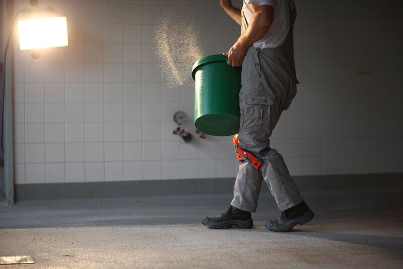 Sandstreuen bei Beschichtungsarbeiten